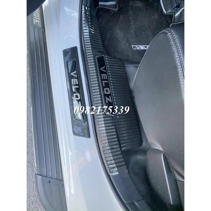 ốp bậc cửa, nẹp bước chân Toyota Veloz 2022-2023 Mẫu cabon cao cấp