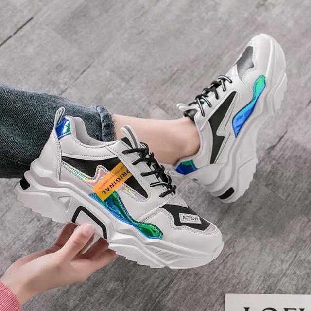 Giày sneaker nữ tia sét mới