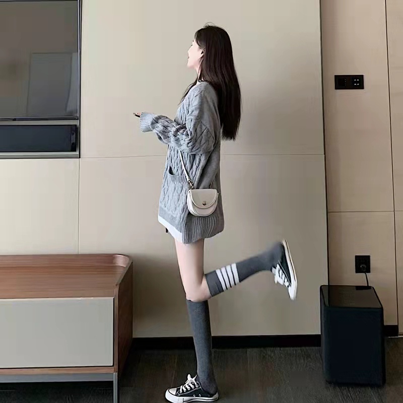 Set áo khoác len kèm chân váy xếp ly màu xám thời trang phong cách mới