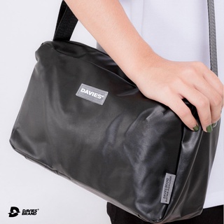 Túi da đeo chéo local brand DAVIES, túi da trơn cỡ lớn màu đen Shoulder Bag (Reseller)