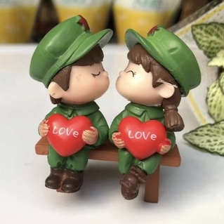 Mô hình cặp đôi bộđội áo xanh trang trí