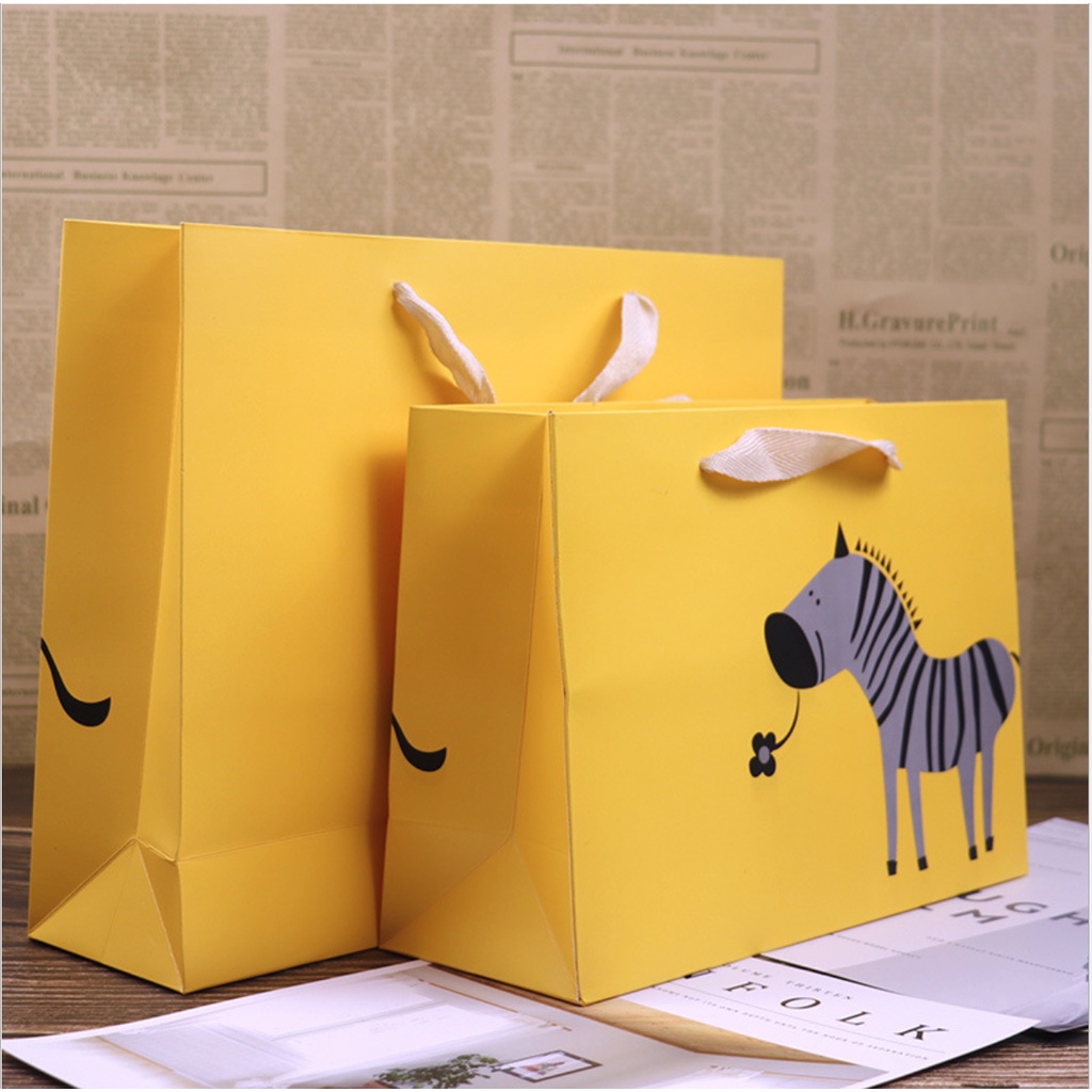 Túi giấy bìa cứng màu vàng logo ngựa vằn, quai xách vải