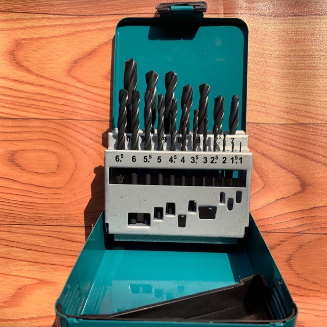 Bộ 19 mũi khoan sắt HSS Makita từ 1ly - 10 ly bảo quản trong hộp sắt