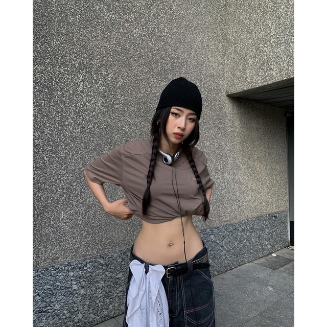 Áo Thun Unisex TeeHolic Thả Vai Xẻ Tà Màu Nâu In Logo THS