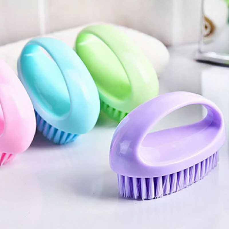 Bàn chải quần áo có tay cầm nhỏ gọn, tiện lợi.