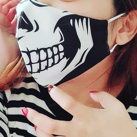 Khẩu trang in hình đầu lâu màu sắc độc đáo