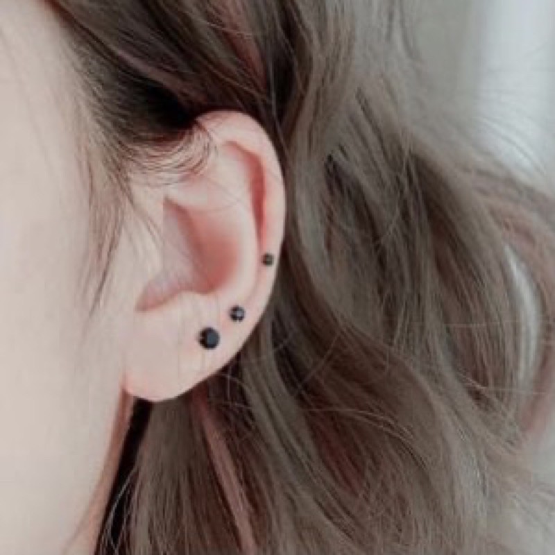 1 CHIẾC NỤ TAI BẠC ĐÁ ĐEN HÌNH TRÒN