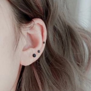 1 chiếc nụ tai bạc, đính đá đen, đơn giản
