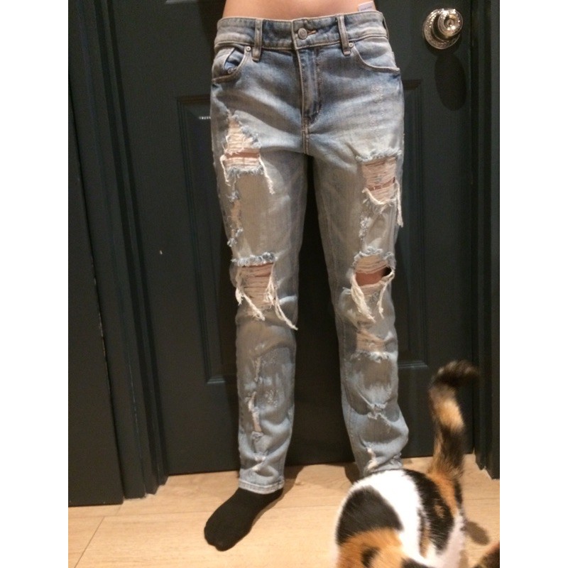 Quần jeans rách phom baggy