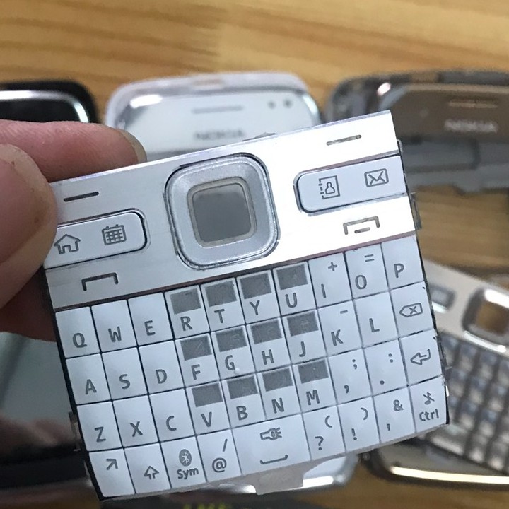 Vỏ Nokia E72 loại đẹp Kín Khít chuẩn Zin gồm Phím + nút âm lượng