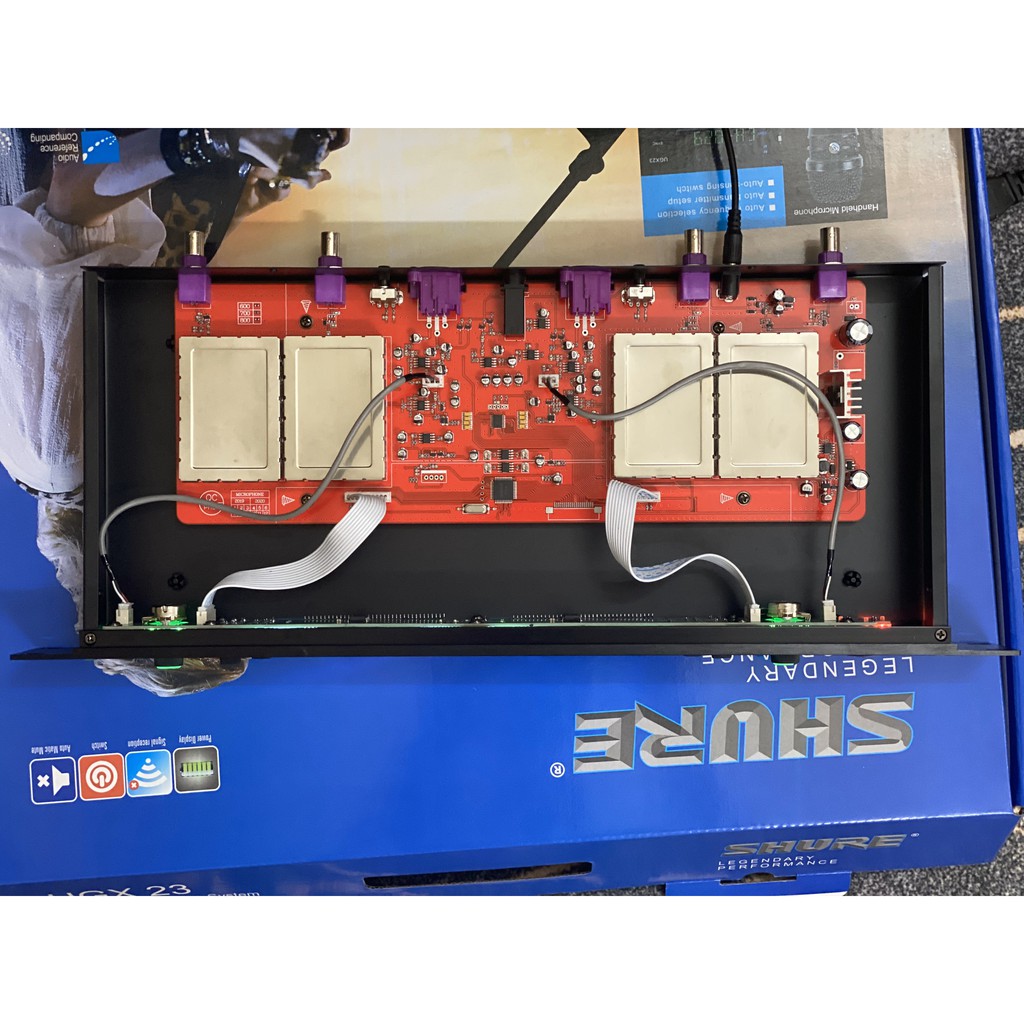 Micro không dây SHURE UGX23 4 mạch đỏ, chân tím, 4 hộp sóng lớn