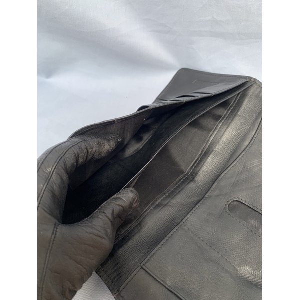 Ví chuẩn si. Ví qua sử dụng. Khách vui lòng xem hình nếu muốn biết thêm thông tin sản phẩm mời khách vô chat nhé. Thanks