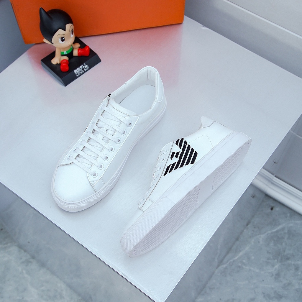 Giày Sneakers nam da thật Armani thiết kế trẻ trung và năng động, logo thương hiệu được thêu trên thân giày ấn tượng