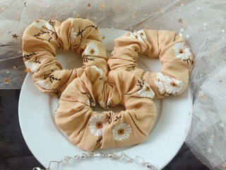 Dây buộc tóc Scrunchies hoa cúc