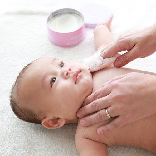 PHẤN RÔM CHO BÉ PIGEON CHIẾT XUẤT TỪ LÁ ĐÀO 125GR - HÀNG NHẬT NỘI ĐỊA, NGĂN MỒ HÔI HĂM NÓNG CHO BÉ