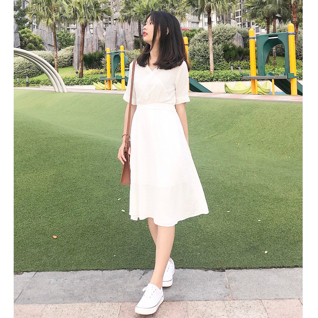 Đầm trắng đắp chéo xinh xắn