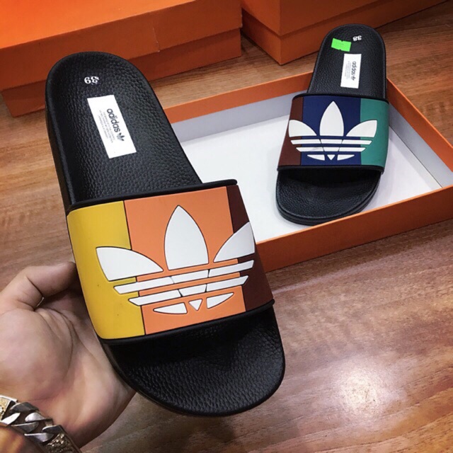 Dép lê adidas pha màu đế đen, đế trắng