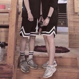 Quần shorts viền 2V