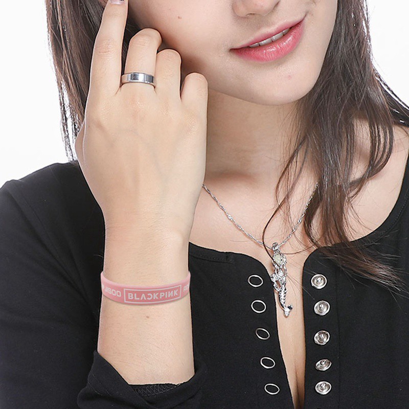 Vòng Tay Silicon Hai Màu Trắng/Hồng In Tên Thành Viên Nhóm Blackpink