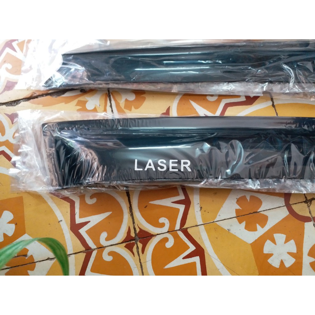 Vè che mưa nhựa đen xe Ford Laser , mazda 323 - Giá 1 bộ