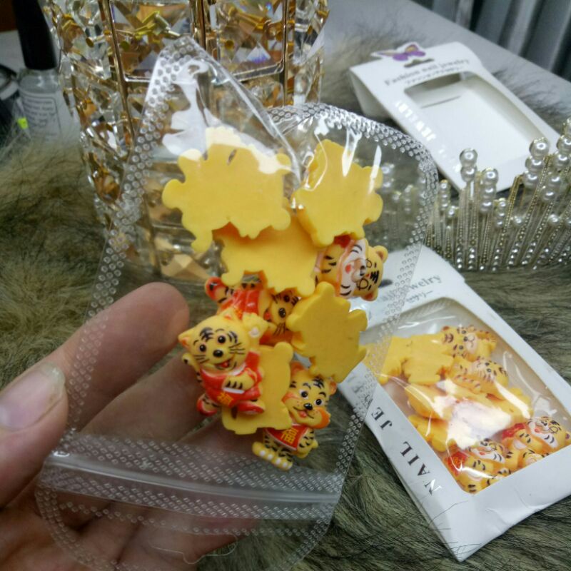 Set charm con hổ gắn móng(freeship)