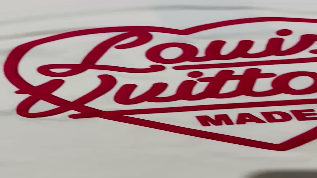 Áo thun LV  in hình trái tim cao cấp Áo thun LV in hình nam nữ hottrend mới nhất | BigBuy360 - bigbuy360.vn