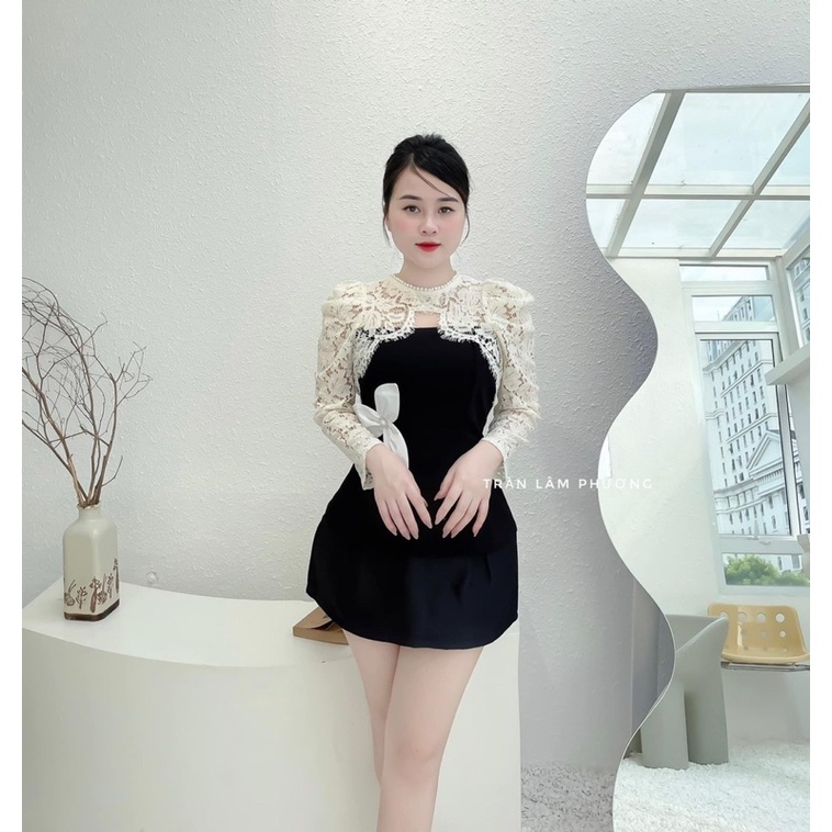 Áo sơ mi khoét cổ vai ren kèm tag hoa