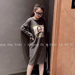 váy suông dài tay in hình cô gái giữa ngực cá tính