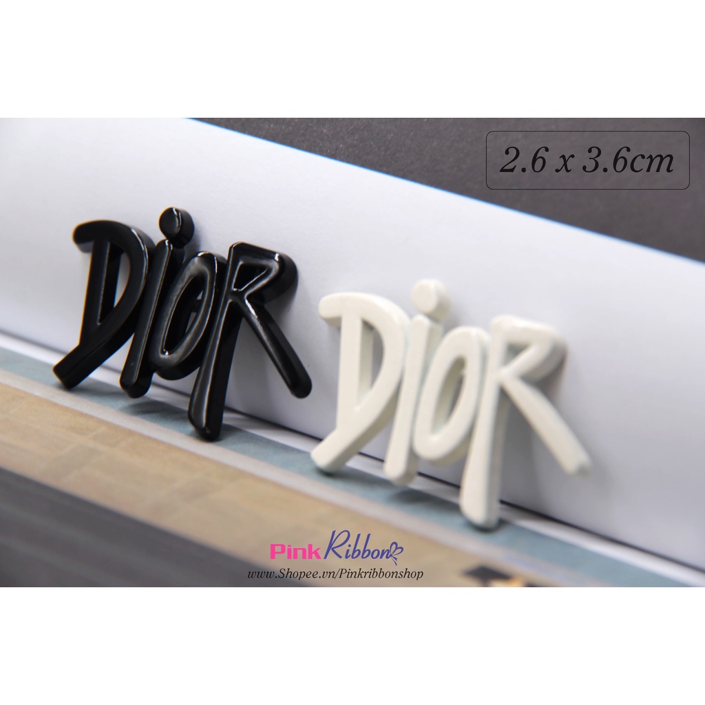 Charm chữ D10R đen-trắng