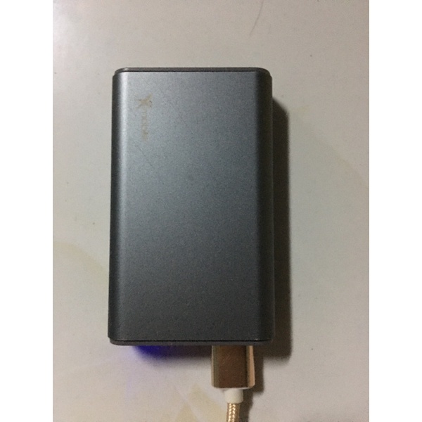 Sạc dự phòng màu xám sạc pin nhanh chỉ trong vài giờ.