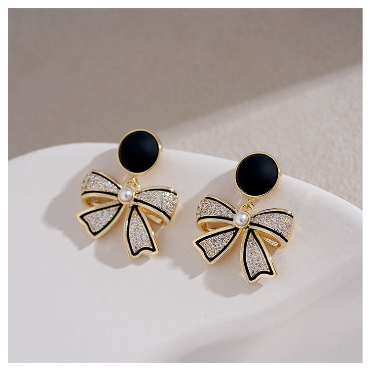 Khuyên Tai Nơ Đen Phong Cách Hong Kong 2022