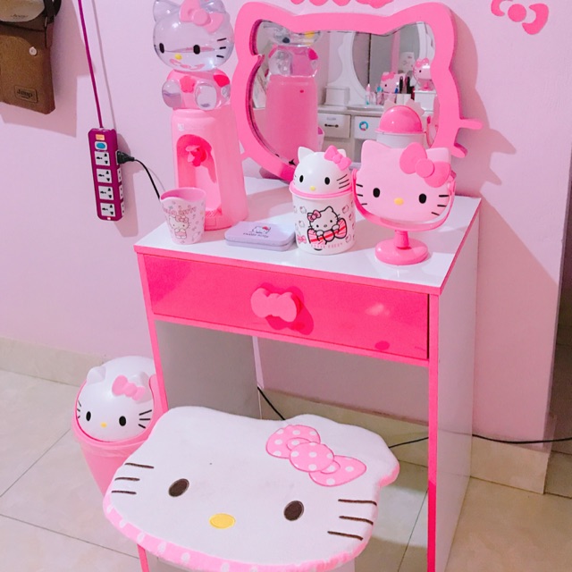 Bàn trang điểm kitty