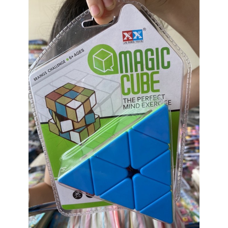 1 chiếc rubik tam giác 3x3 loại đẹp