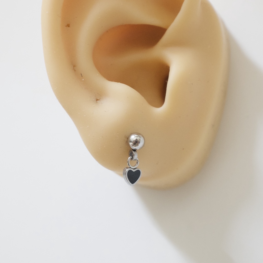 Khuyên Tai Unisex Bi Charm Trái Tim Nền Đen Màu Bạc Titan Không Đen Không Ngứa Không Gỉ julies box 66