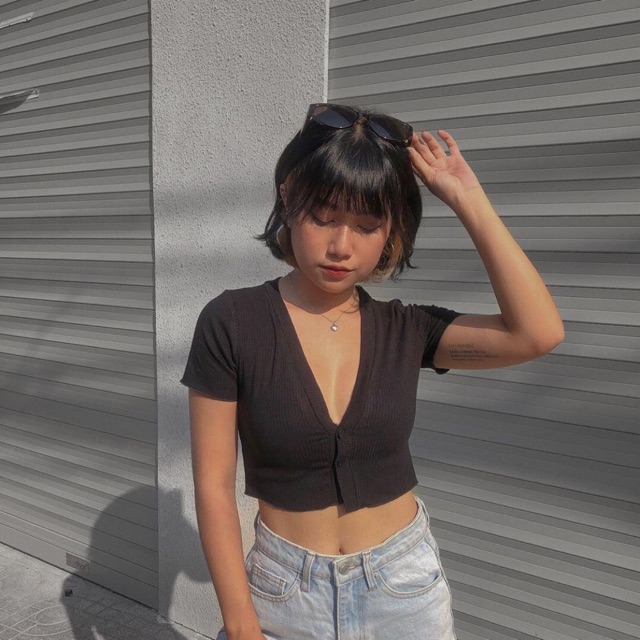 CROPTOP CỔ V ĐÍNH NÚT ĐEN