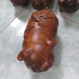 Heo gỗ cẩm nguyên khối phong thủy tài lộc ngang 20cm