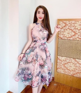 Váy xuông cổ yếm