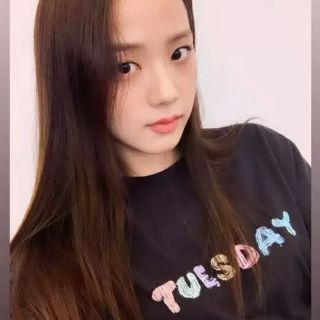 ÁO TUESDAY GIỐNG JISOO