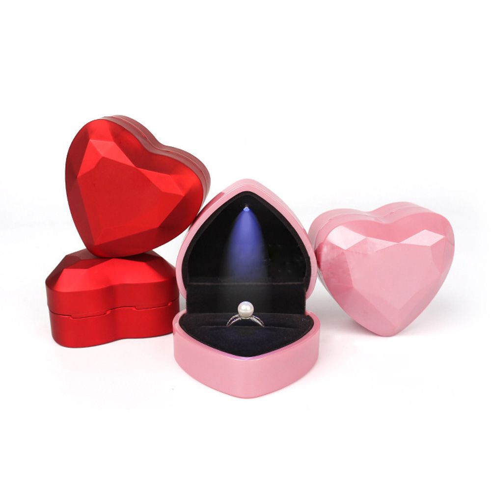 Hộp đựng nhẫn cưới có đèn LED nhiều màu hình trái tim nhỏ gọn độc đáo