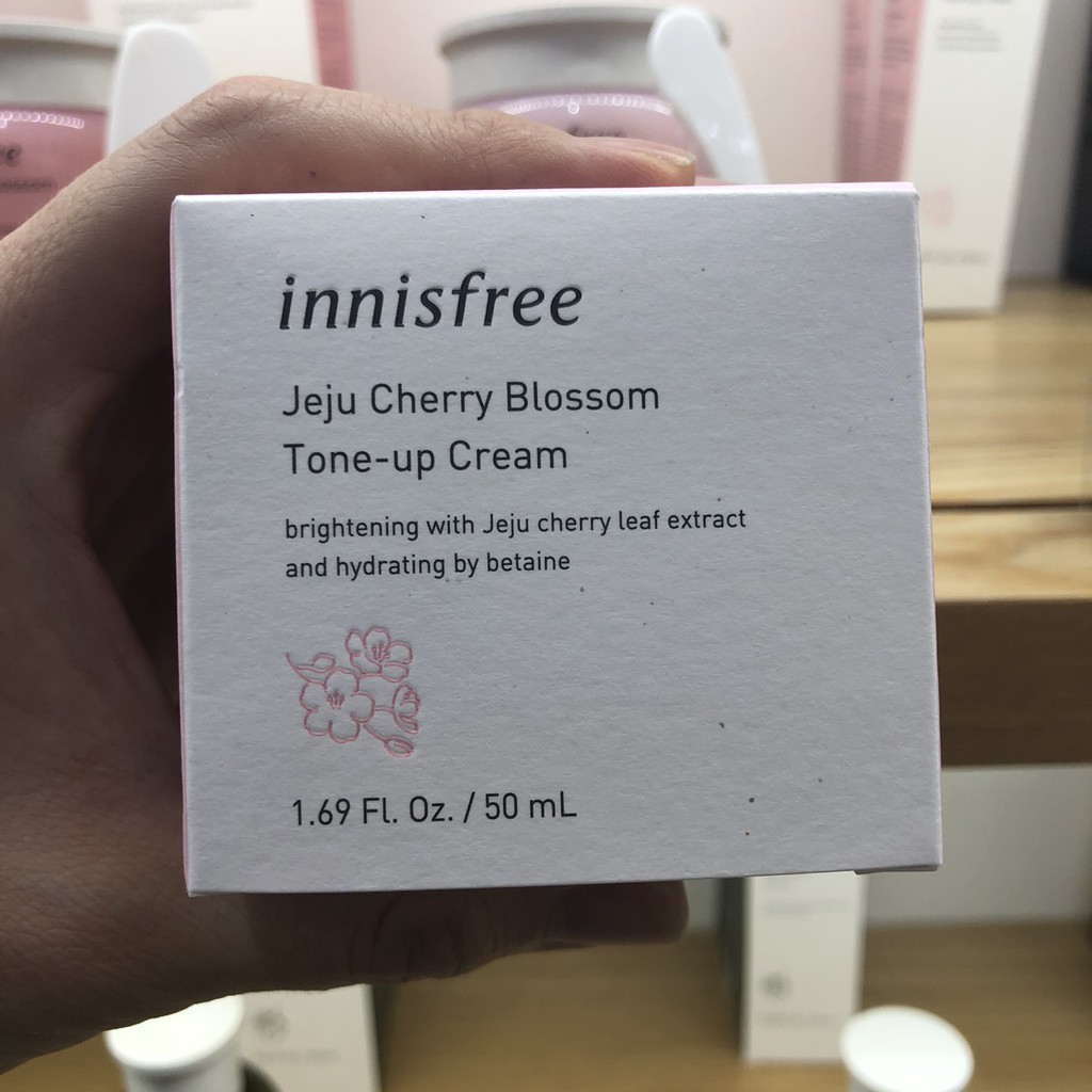 Kem dưỡng nâng tông da từ hoa anh đào Innisfree Jeju Cherry Blossom Tone-up Cream 50ml