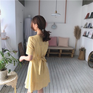 Váy kẻ caro cổ tim