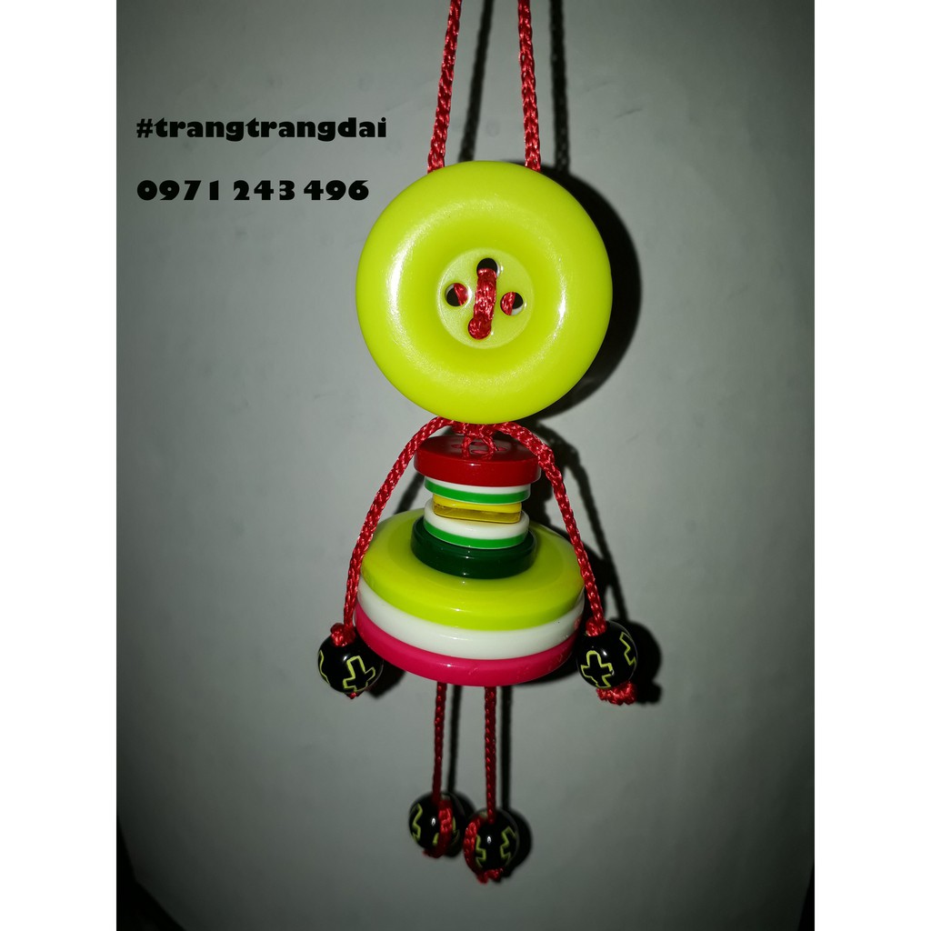 Móc khóa cúc áo handmade - dây đỏ may mắn