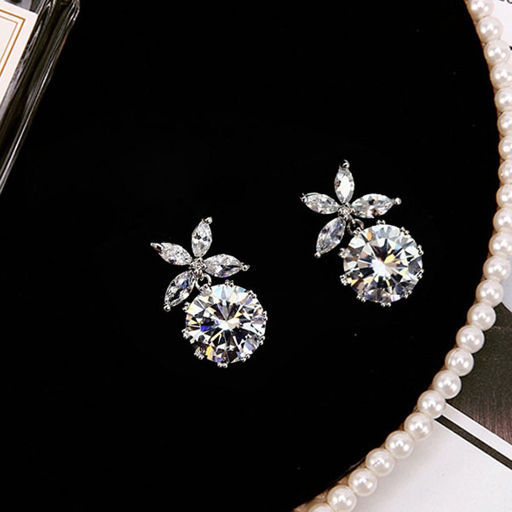 Bông tai bạc đính đá sang trọng