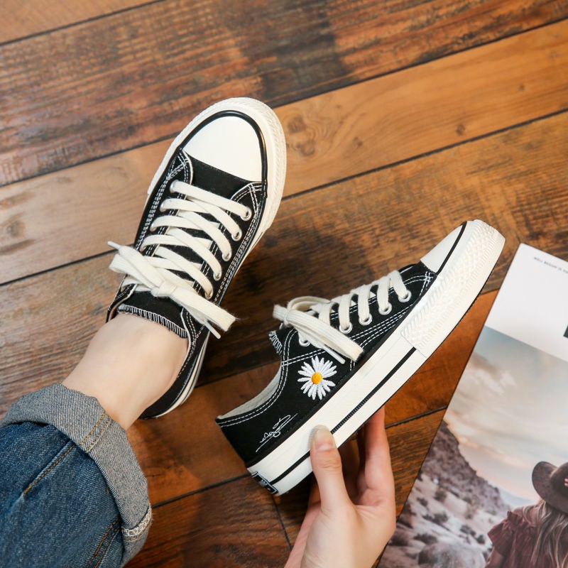 Giày nữ sneaker thể thao thêu hoa cúc chữ ký kiểu dáng đơn giản