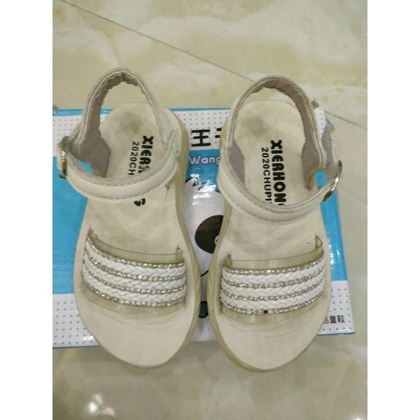 Sandan gái đính ngọc