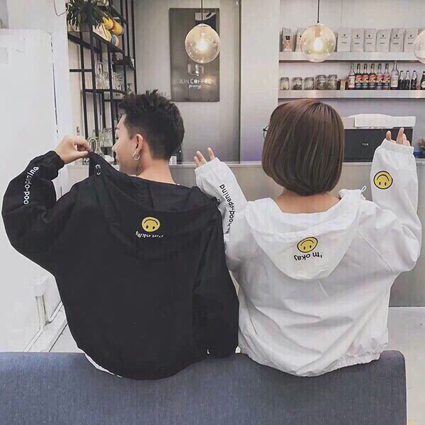 Áo khoác dù nữ đẹp mặt cười vui tươi