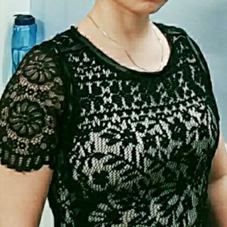Áo ren croptop mặc trong váy sát nách