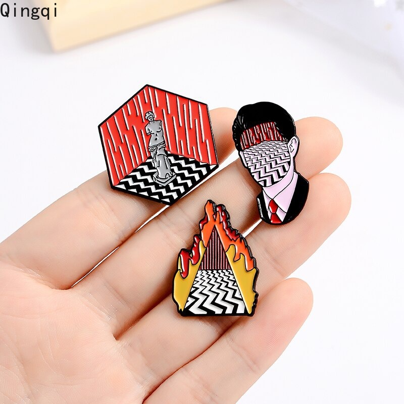 Ghim cài áo Miss Zoe tráng men hoa văn độc đáo