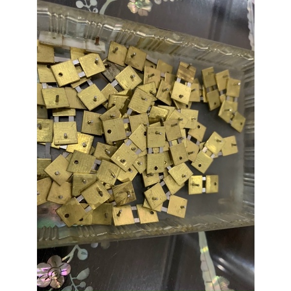 Lá mía đồng hồ cổ