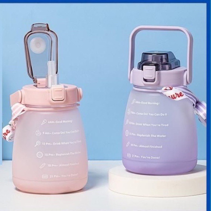 Bình Nước Lùn 1200ml Có Vạch Báo Giờ Uống Nước Kèm Dây Và Sticker